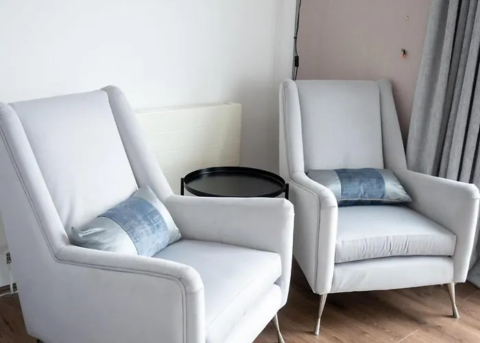 Stunning 3 Bed Penthouse In West End